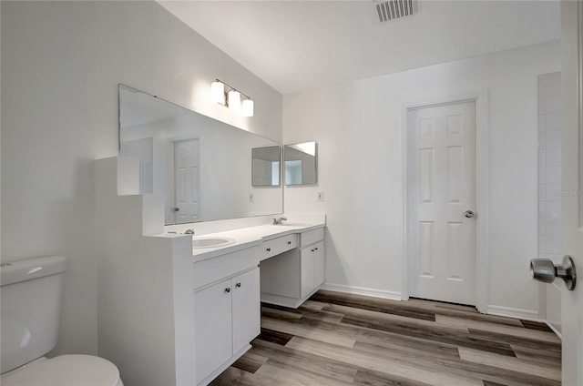 4129 Marlow Loop, Land O Lakes, FL 34639 - full bath with double vanity and wood finished floors