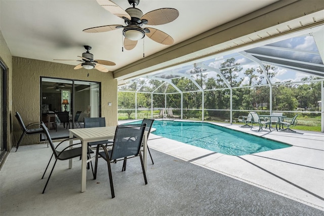 2925 Deerbrook Dr, Lakeland, FL 33811 - swimming pool featuring a patio area, outdoor dining area, glass enclosure, and a ceiling fan