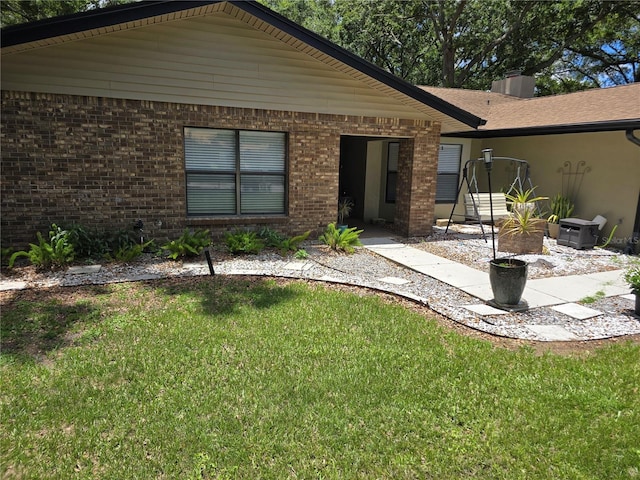 909 Heatherbrook Dr, Auburndale, FL 33823 - rear view of house featuring brick siding and a lawn