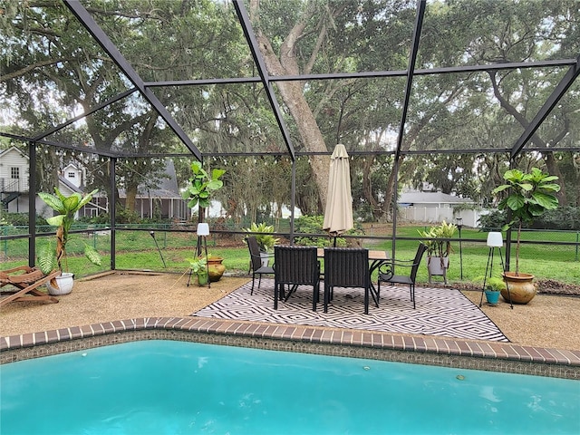 909 Heatherbrook Dr, Auburndale, FL 33823 - swimming pool with a patio and glass enclosure
