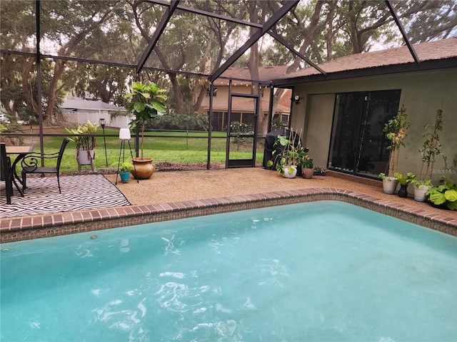 909 Heatherbrook Dr, Auburndale, FL 33823 - outdoor pool featuring a lawn, glass enclosure, and a patio