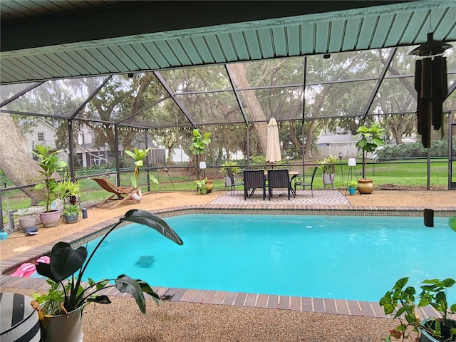 909 Heatherbrook Dr, Auburndale, FL 33823 - swimming pool with a patio and glass enclosure