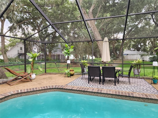909 Heatherbrook Dr, Auburndale, FL 33823 - swimming pool featuring a patio and glass enclosure