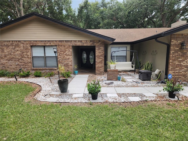 909 Heatherbrook Dr, Auburndale, FL 33823 - view of front facade with brick siding and a front lawn