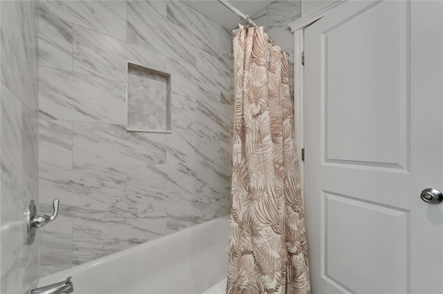 6334 Cocoa Ln, Apollo Beach, FL 33572 - bathroom featuring shower / bathtub combination with curtain