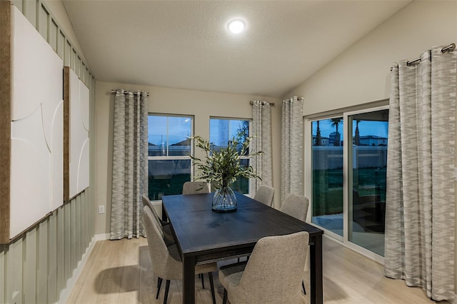 13044 Wellspring Dr, Lithia, FL 33547 - dining area featuring light wood-style flooring and lofted ceiling