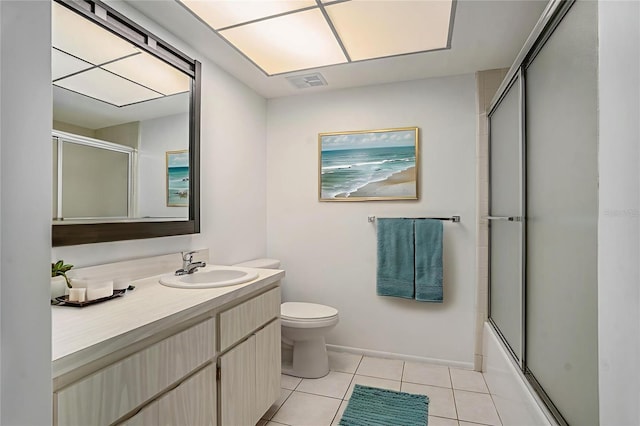 2270 Spruce Ln Unit B, Palm Harbor, FL 34684 - full bath featuring tile patterned floors, vanity, and shower / bath combination with glass door