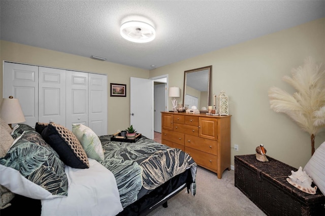 1115 Ashbourne Cir, Trinity, FL 34655 - bedroom featuring light carpet, a closet, and a textured ceiling