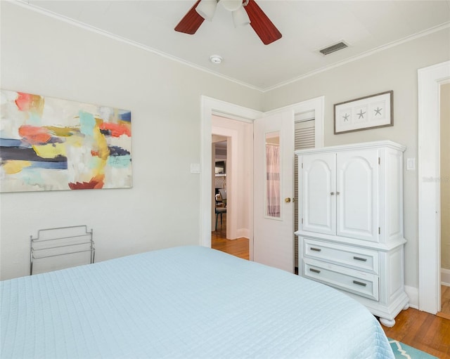 3611 W Bay To Bay Blvd, Tampa, FL 33611 - bedroom with wood finished floors, ornamental molding, and ceiling fan