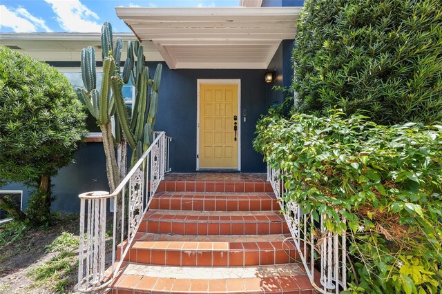 2819 N Central Ave, Tampa, FL 33602 - doorway to property with stucco siding