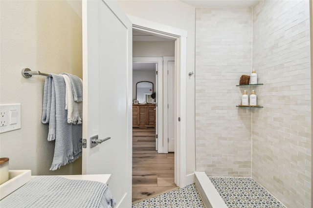 2452 Bayshore Blvd, Dunedin, FL 34698 - full bath with tiled shower