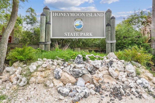2452 Bayshore Blvd, Dunedin, FL 34698 - view of community sign