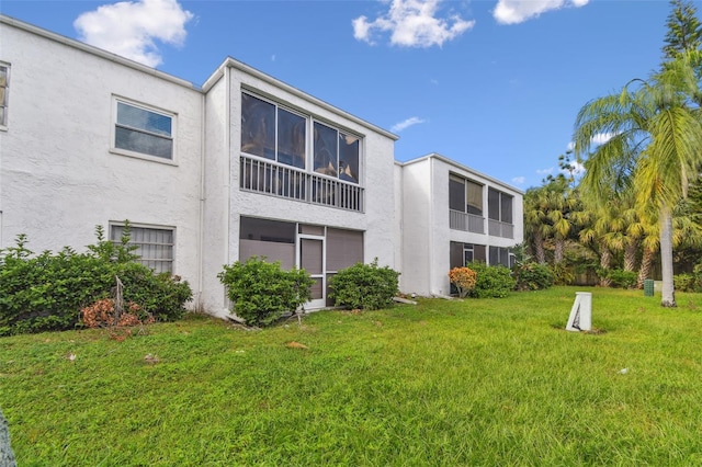 345 S Mcmullen Booth Rd Unit 142, Clearwater, FL 33759 - rear view of property with stucco siding and a yard