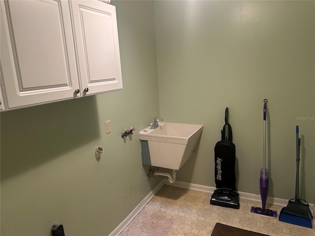 1813 Laurel Oak Dr, Valrico, FL 33596 - bathroom featuring baseboards and a sink