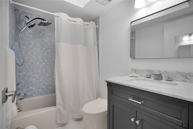1701 Pinehurst Rd Unit 33E, Dunedin, FL 34698 - full bath featuring vanity and shower / bath combo with shower curtain