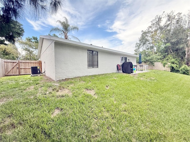 630 Timber Bay Cir W, Oldsmar, FL 34677 - rear view of house with stucco siding, a fenced backyard, and a gate