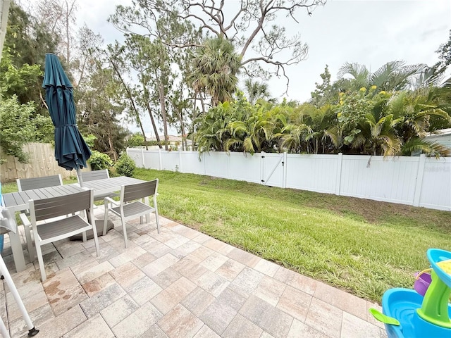 630 Timber Bay Cir W, Oldsmar, FL 34677 - fenced backyard with a patio and outdoor dining area
