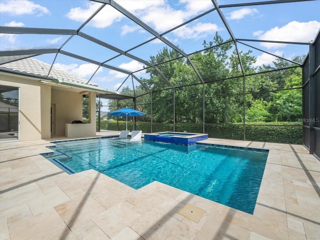 6905 Arabian Rd, Odessa, FL 33556 - view of swimming pool featuring a patio area, a pool with connected hot tub, and glass enclosure