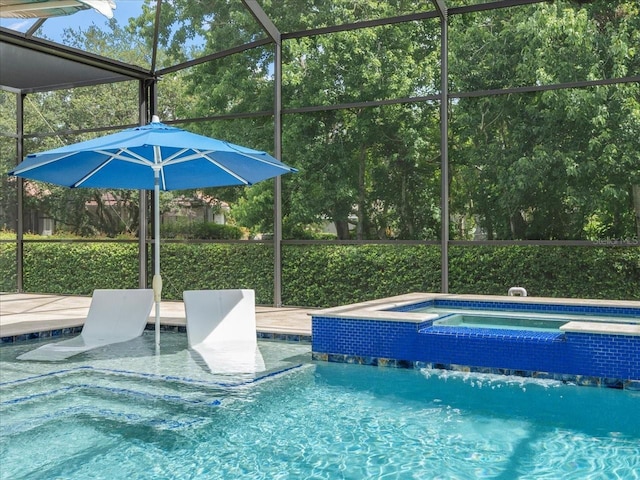6905 Arabian Rd, Odessa, FL 33556 - view of swimming pool featuring glass enclosure and a pool with connected hot tub