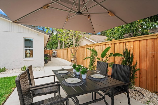 1707 Solon Ave, Dunedin, FL 34698 - fenced backyard with outdoor dining area and a patio area