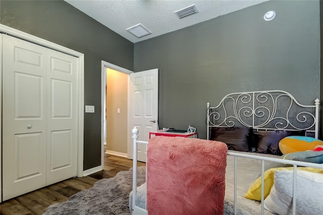 6648 Castle Green Pl, Zephyrhills, FL 33541 - bedroom with wood finished floors and a closet