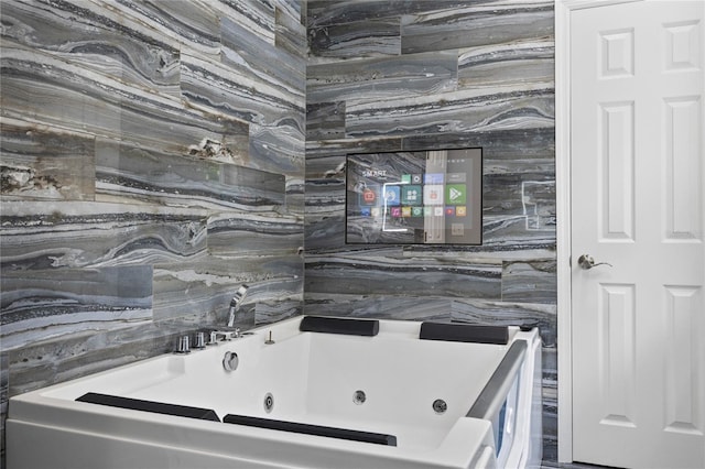 3663 Berger Rd, Lutz, FL 33548 - bathroom with a jetted tub