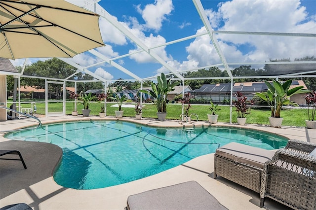 37147 Foxrun Pl, Zephyrhills, FL 33542 - outdoor pool featuring a yard, a lanai, and a patio