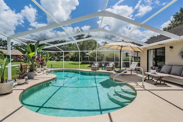 37147 Foxrun Pl, Zephyrhills, FL 33542 - swimming pool featuring a patio area, an outdoor living space, and glass enclosure