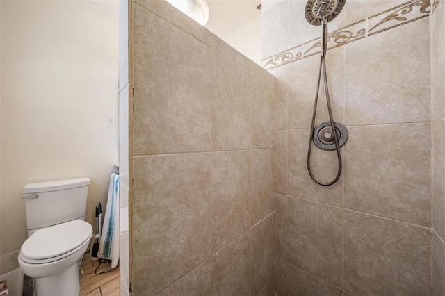 37147 Foxrun Pl, Zephyrhills, FL 33542 - bathroom featuring tiled shower and wood finished floors