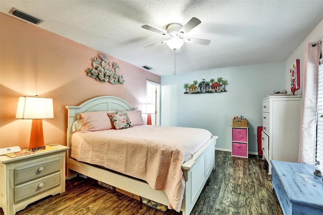 2700 Bayshore Blvd Unit 544, Dunedin, FL 34698 - bedroom featuring dark wood-style flooring, ceiling fan, and a textured ceiling