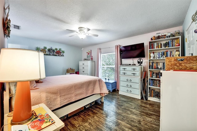 2700 Bayshore Blvd Unit 544, Dunedin, FL 34698 - bedroom featuring wood finished floors, a textured ceiling, and a ceiling fan