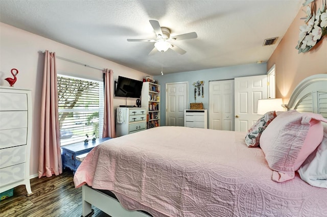 2700 Bayshore Blvd Unit 544, Dunedin, FL 34698 - bedroom featuring dark wood-style flooring, a textured ceiling, and a ceiling fan