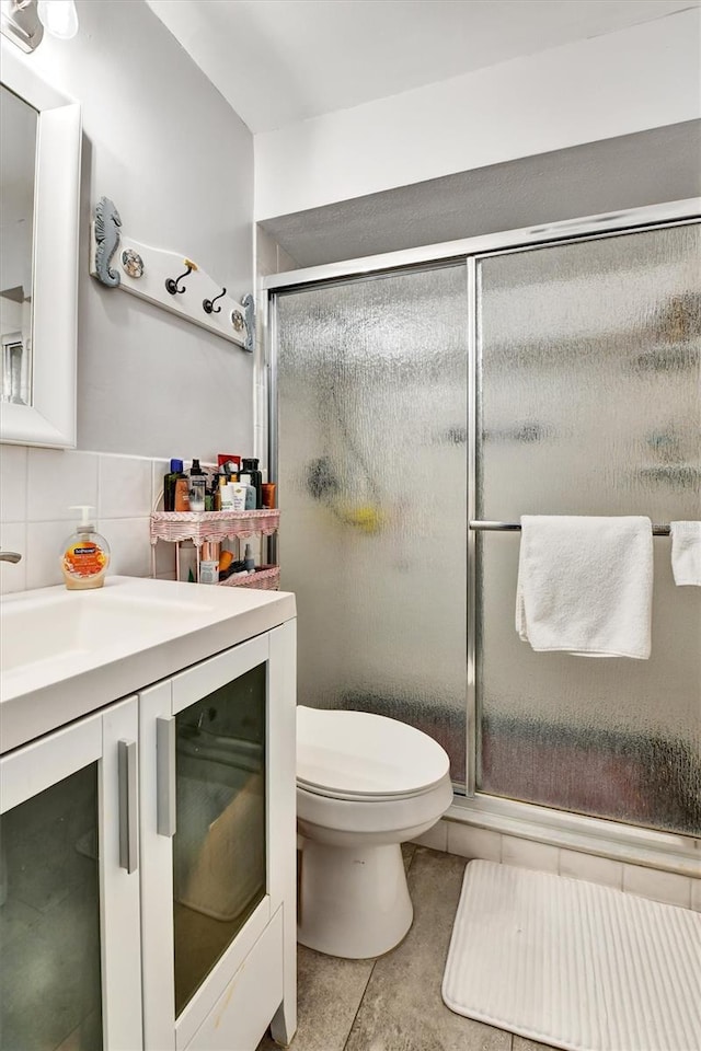 2700 Bayshore Blvd Unit 544, Dunedin, FL 34698 - full bath featuring tile patterned flooring, a shower stall, vanity, and decorative backsplash