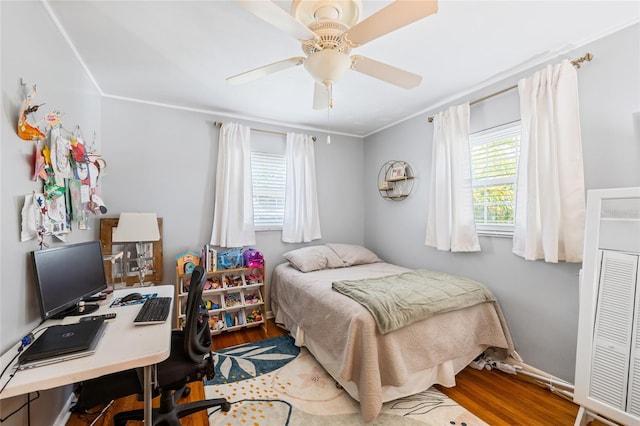 4521 S Cooper Pl, Tampa, FL 33611 - bedroom with wood finished floors, an office area, and a ceiling fan