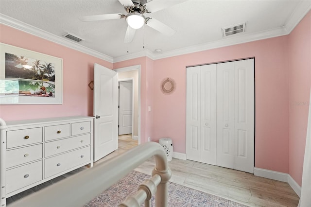 3135 W Varn Ave, Tampa, FL 33611 - bedroom featuring light wood-style floors, crown molding, a closet, and a ceiling fan