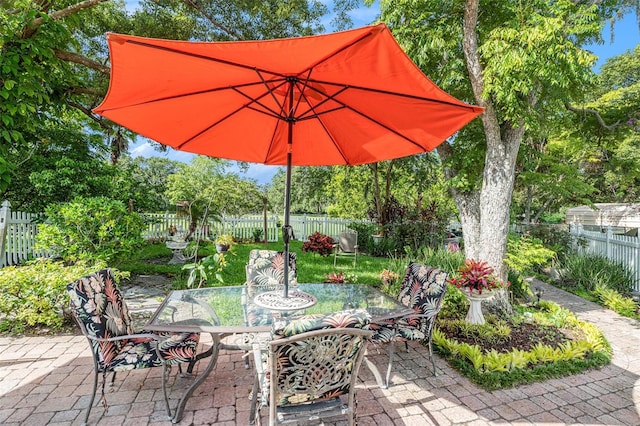 235 Old Welcome Rd, Lithia, FL 33547 - fenced backyard featuring outdoor dining space and a patio area