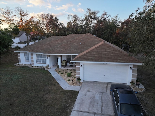270 Planter Rd, Spring Hill, FL 34606 - ranch-style house with stucco siding, a front yard, driveway, a porch, and roof with shingles