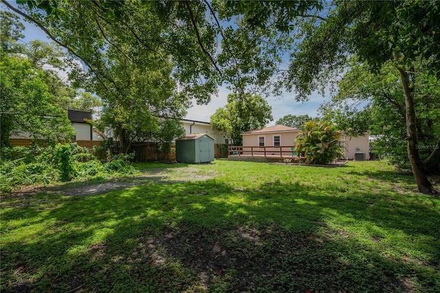 811 W Peninsular St, Tampa, FL 33603 - view of yard with a storage unit