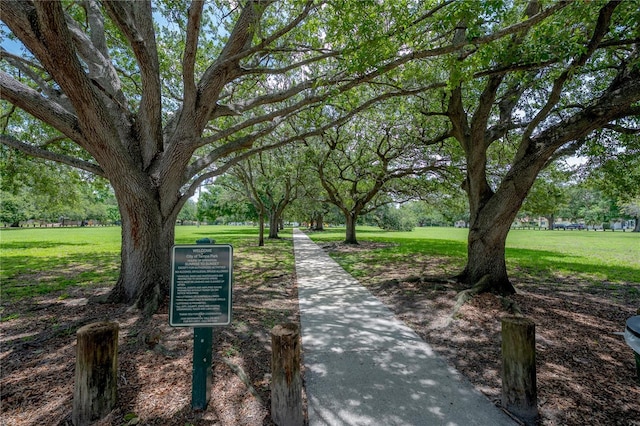 811 W Peninsular St, Tampa, FL 33603 - view of property's community with a lawn
