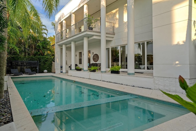 2711 W Trilby Ave, Tampa, FL 33611 - view of swimming pool featuring a pool with connected hot tub and a patio area