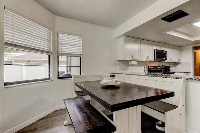7320 Hideaway Trl, New Port Richey, FL 34655 - dining space featuring light wood finished floors and baseboards