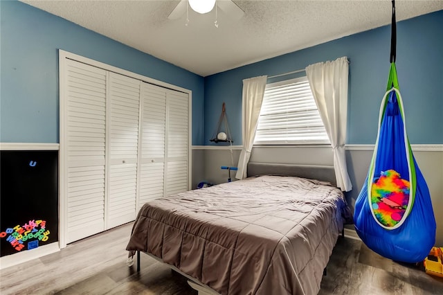 7320 Hideaway Trl, New Port Richey, FL 34655 - bedroom with wood finished floors, a closet, a textured ceiling, and a ceiling fan