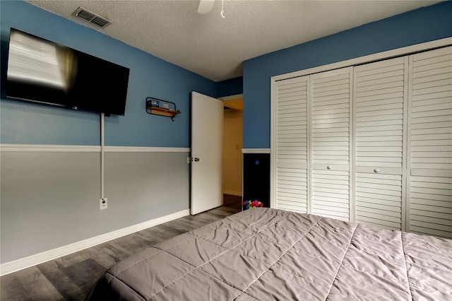 7320 Hideaway Trl, New Port Richey, FL 34655 - bedroom with wood finished floors, a closet, a textured ceiling, and ceiling fan