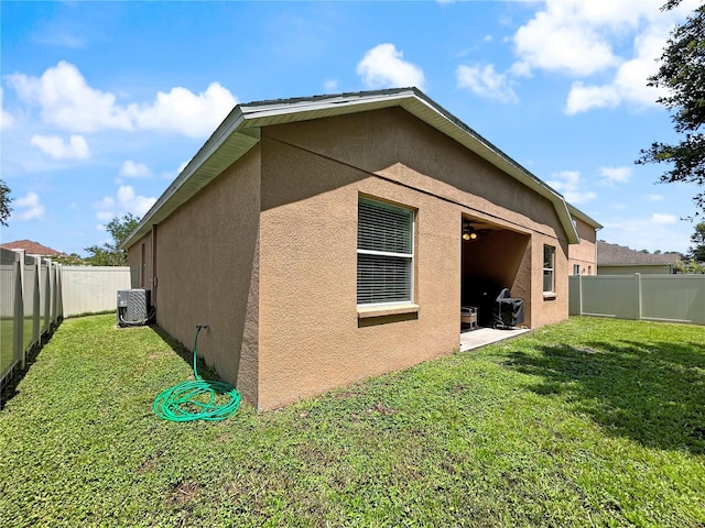 4079 Pacente Loop, Wesley Chapel, FL 33543 - view of side of home featuring stucco siding and a fenced backyard