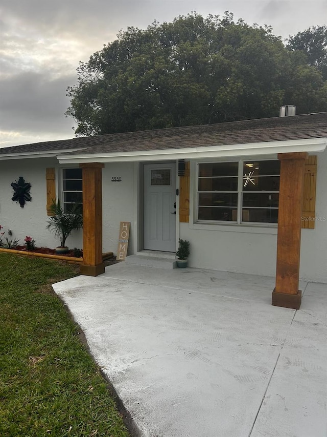 5950 Edison St, Cocoa, FL 32927 - view of front facade with roof with shingles and stucco siding