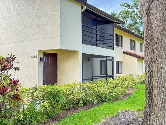 5785 Gardens Dr, Sarasota, FL 34243 - entrance to property with stucco siding