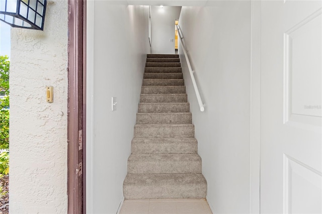 5785 Gardens Dr, Sarasota, FL 34243 - view of stairs