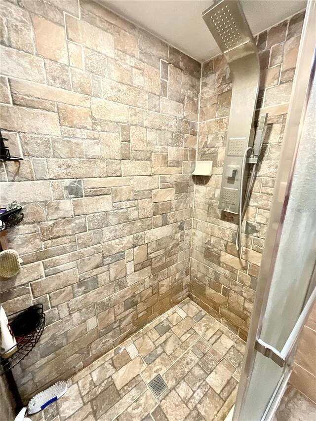 8834 Whispering Oaks Trl, New Port Richey, FL 34654 - bathroom with tiled shower
