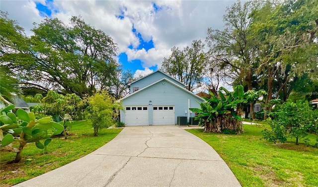 8834 Whispering Oaks Trl, New Port Richey, FL 34654 - view of front facade with a front lawn, driveway, and a garage