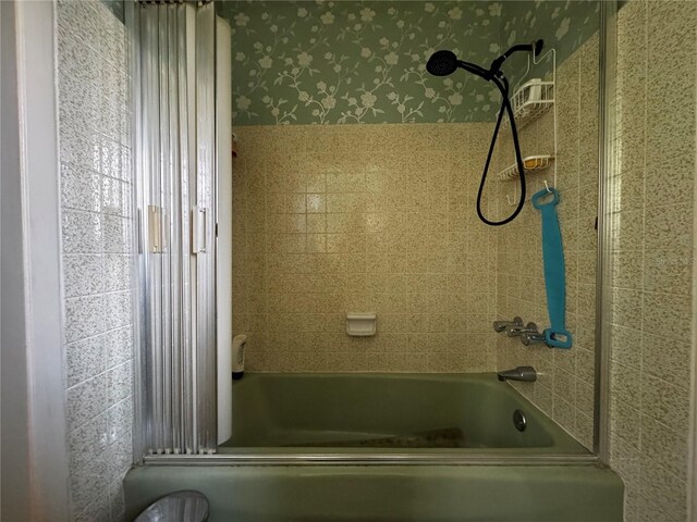 1106 Trellis Ave, Spring Hill, FL 34606 - full bath featuring wallpapered walls and shower / tub combination